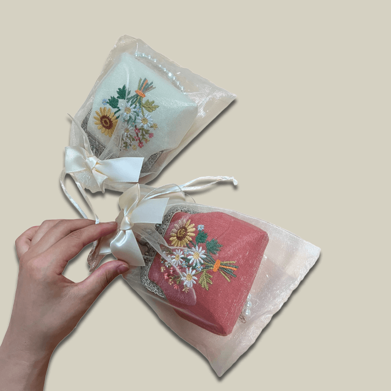 Hand-Embroidered Cotton Kiss Lock Coin Purse For Bank Cards