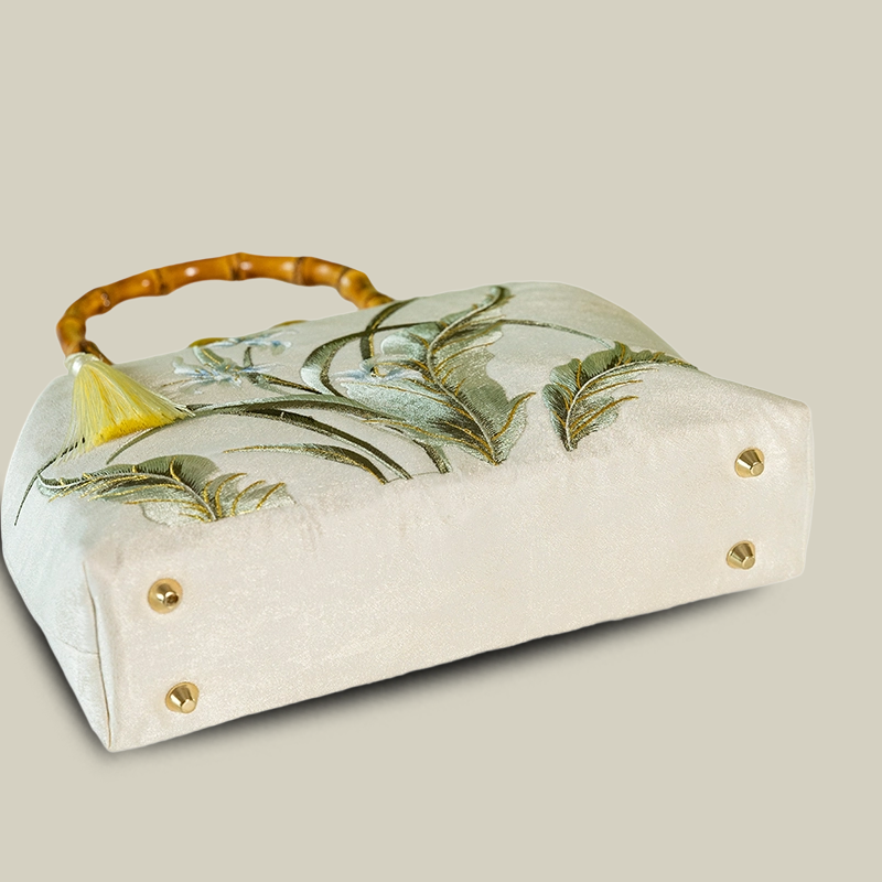 Beige Wild Meadow Embroidered Handbag – with Bow Kiss-Lock